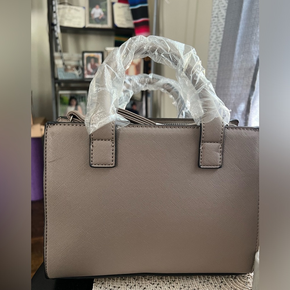 A midsize purse that has been never worn
